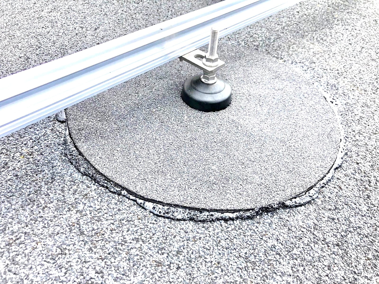 Detail verankering zonnepanelen op bitumen dak