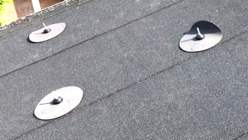 Montageankers voor zonnepanelen op een schuin dak van bitumen